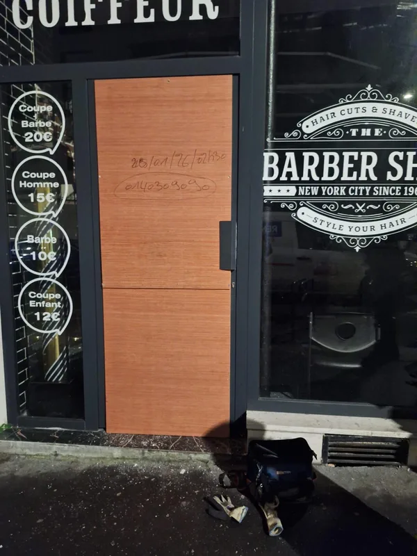 Porte de barbier condamnée avec panneaux bois après bris de glace